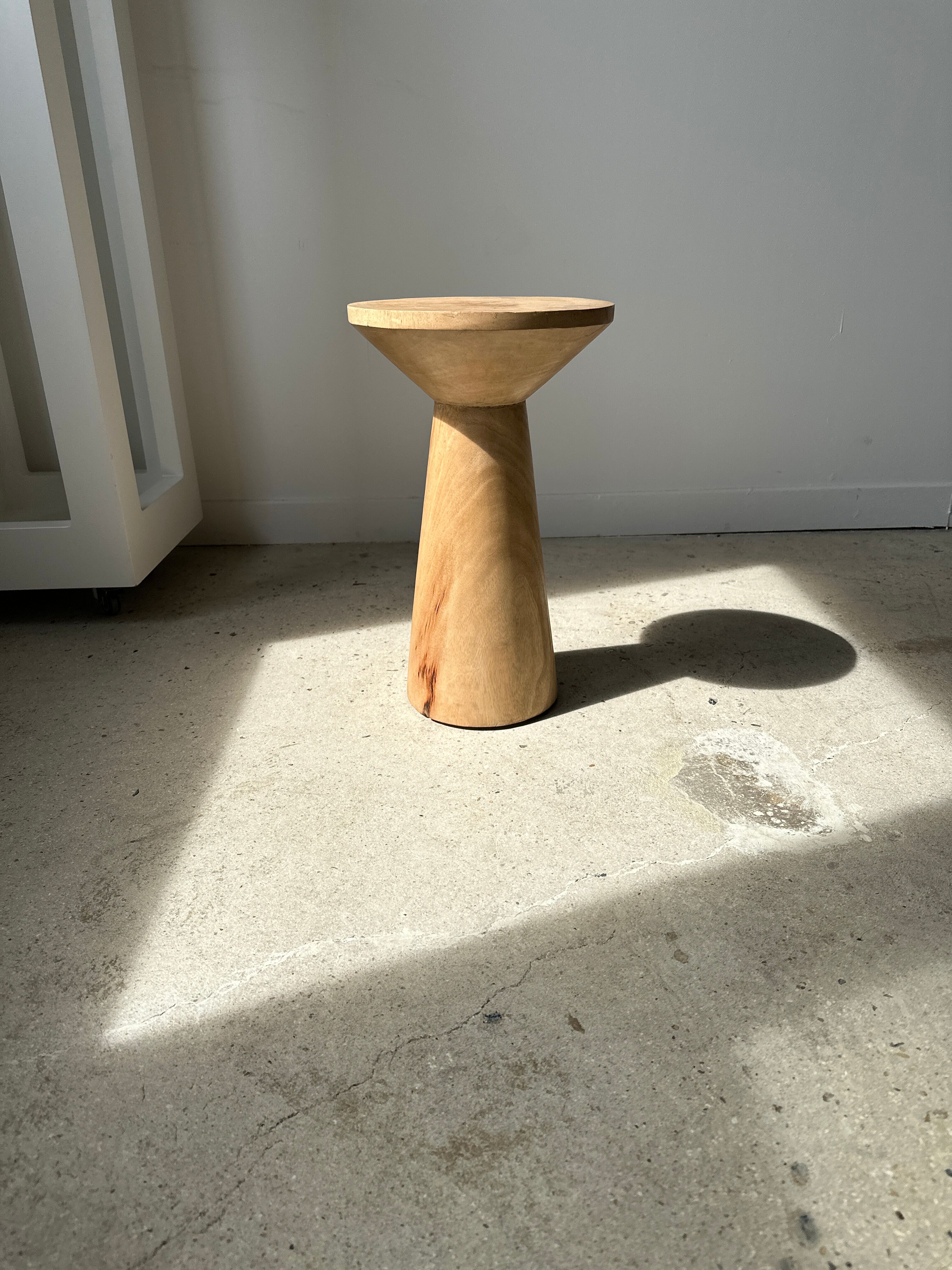 Side table, end of sofa in natural mango monoxyl conical tray H:50cm