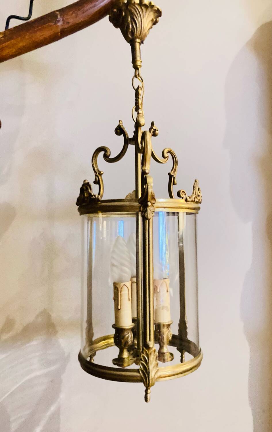 Large round St Louis XV corridor lantern from the mid-20th century in gilded bronze
