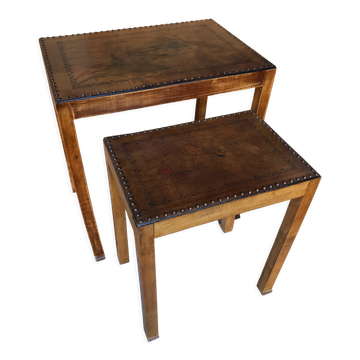 Paire de tables gigognes cloutées et 1930
