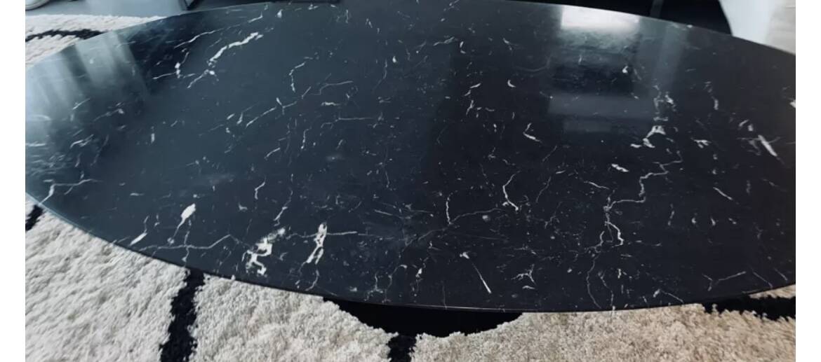 Table basse pied tulipe en marbre noir