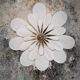 Applique murale fleur 24 pétales en rotin et lin blanc