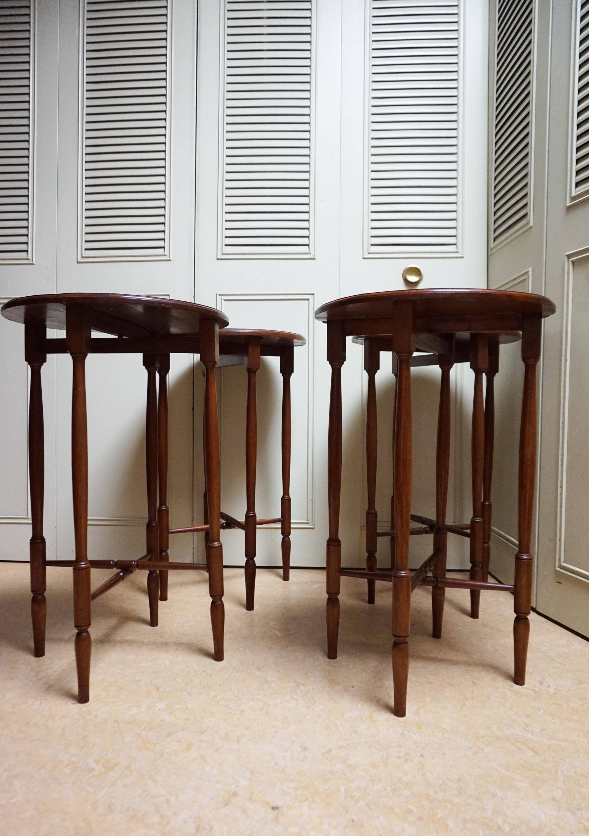 Table d'appoint vintage empilable ou imbriquable, 5 en 1 pour servir, café, vin.