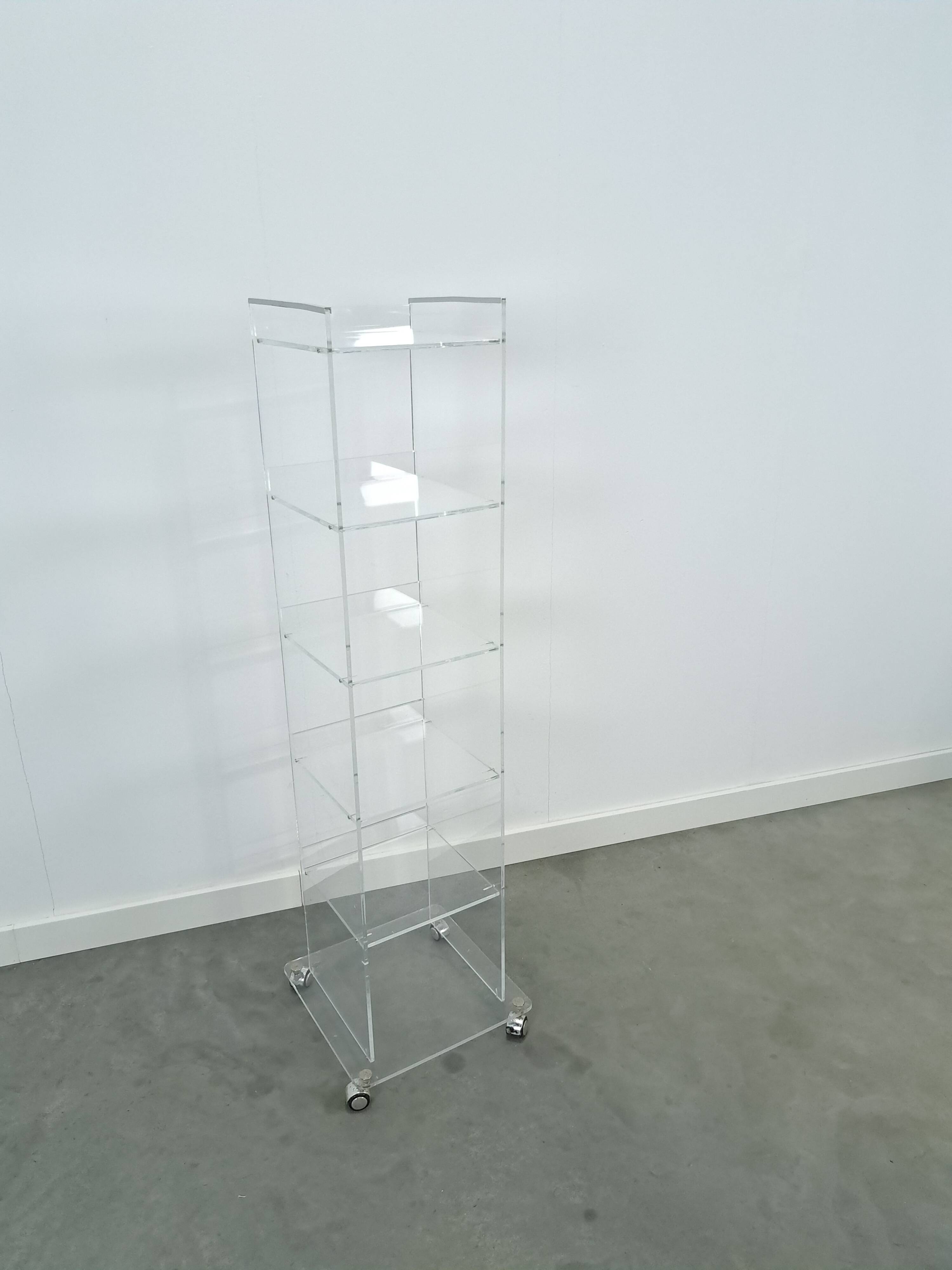 Armoire de rangement en plexiglas sur roulettes