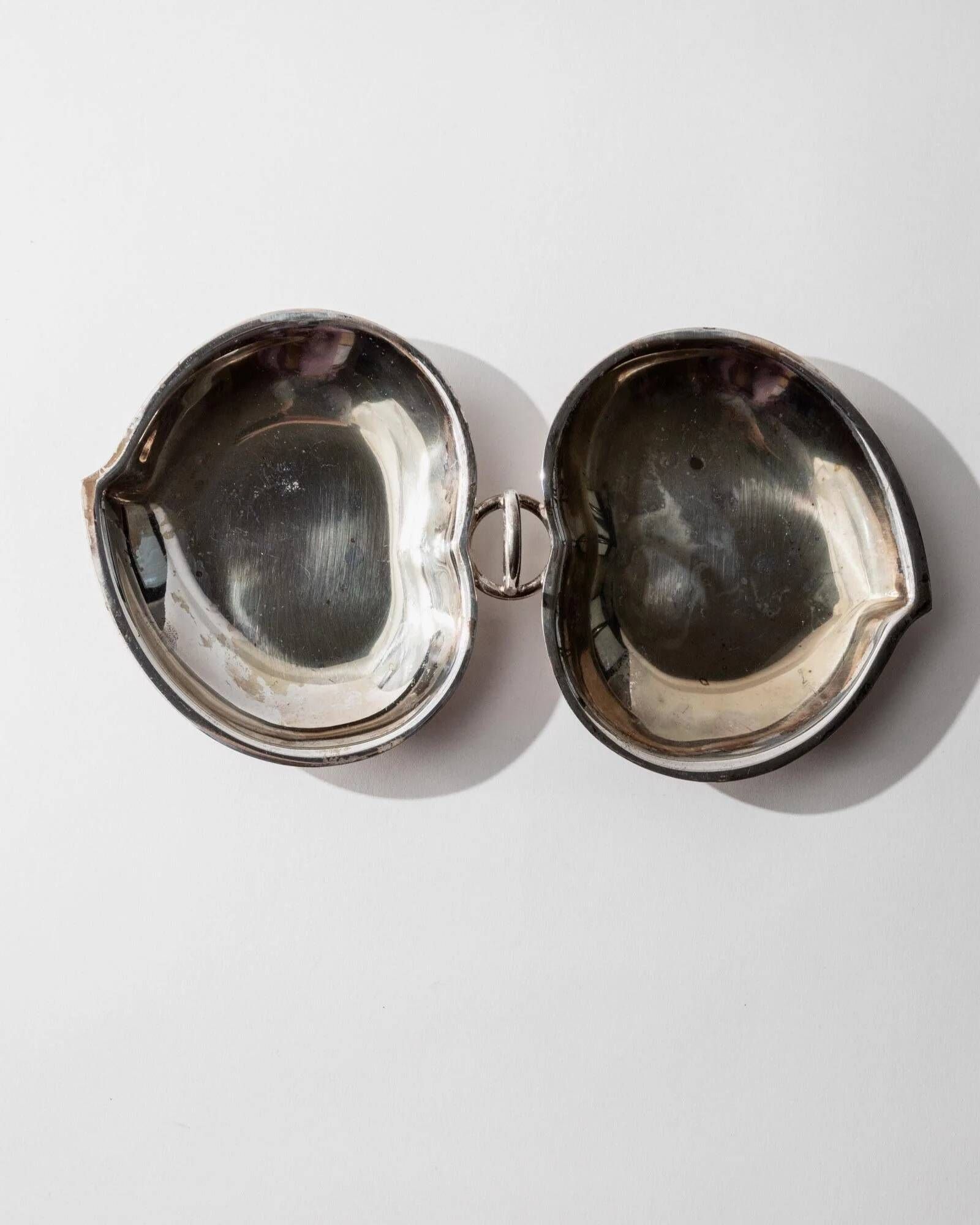 Vintage 1960s silver-plated catchall, double heart shell with ring handle.
