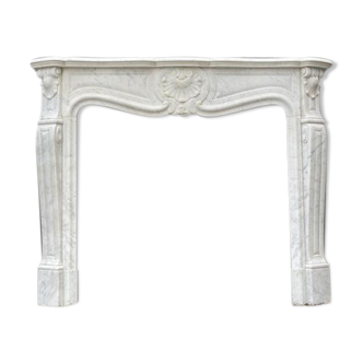 Cheminée de style Louis XV en marbre blanc de carrare