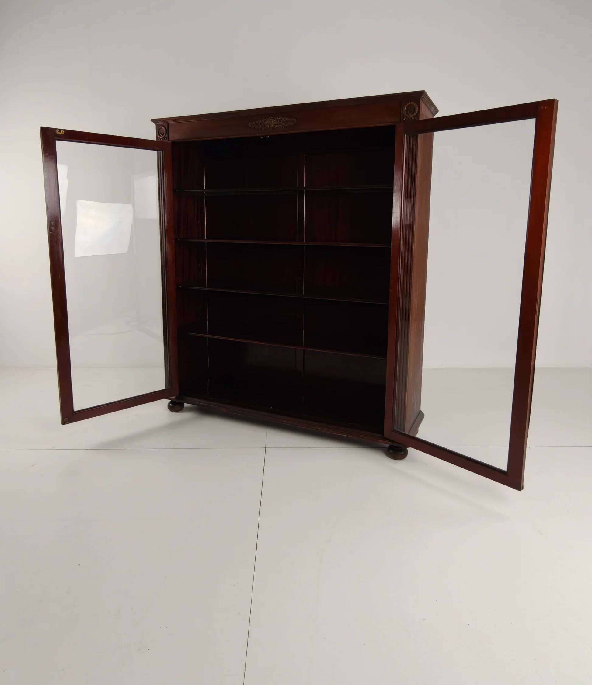 Bibliothèque vitrée en acajou du XXe siècle