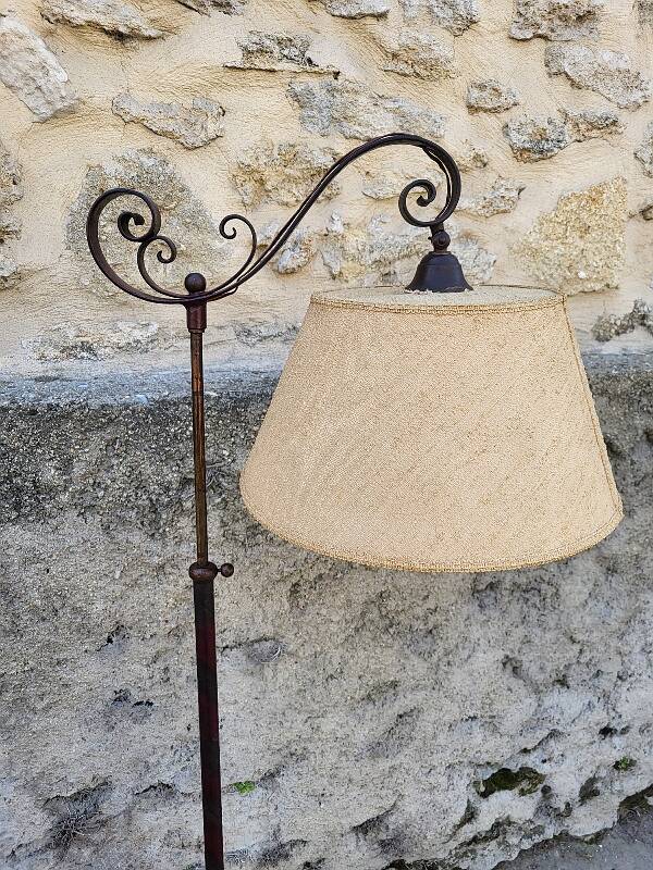 HEIGHT-ADJUSTABLE WROUGHT IRON FLOOR LAMP