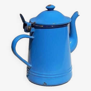 Cafetière en fer émaillé.