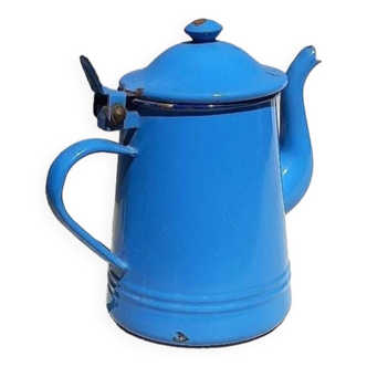 Cafetière en fer émaillé.