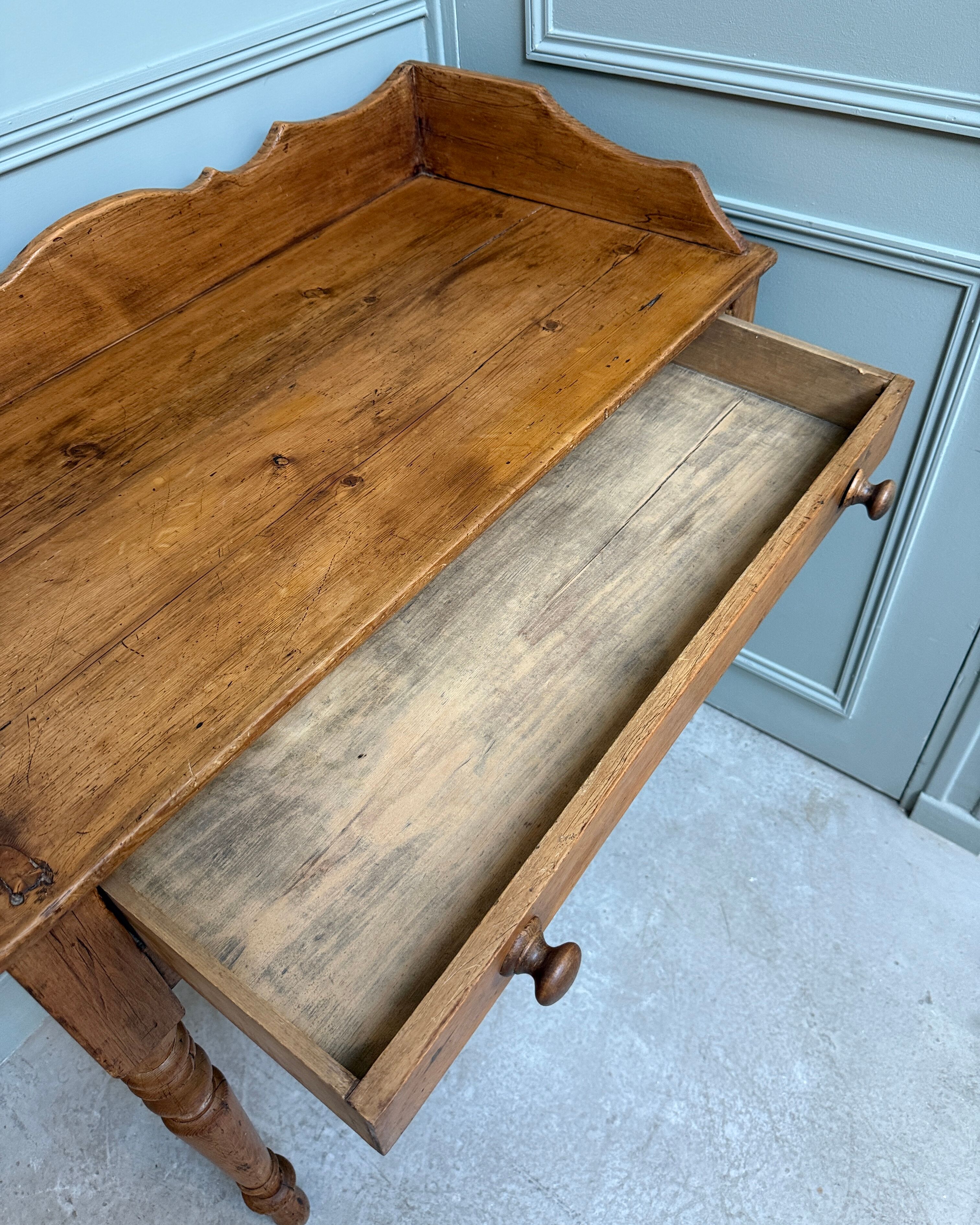 Bureau anglais, console en pin