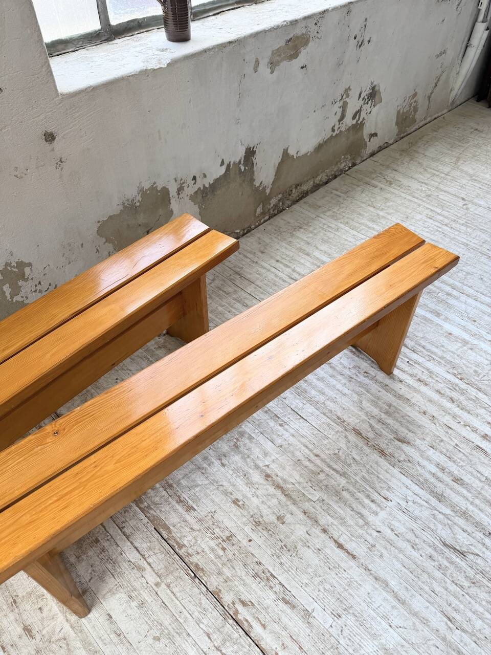 Paire de bancs en pin Charlotte Perriand Les arcs