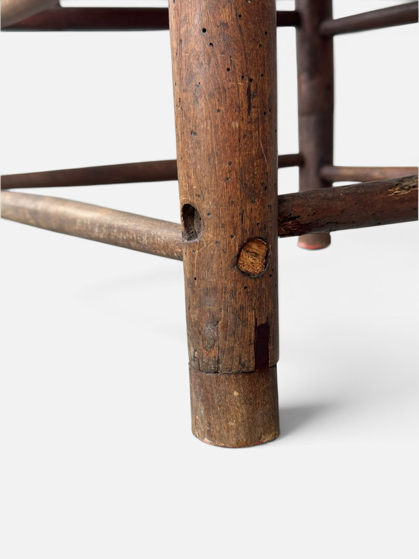 Antique rustic armchair in walnut and leather, 18th century.