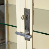 Armoire à pharmacie en fer, années 1930