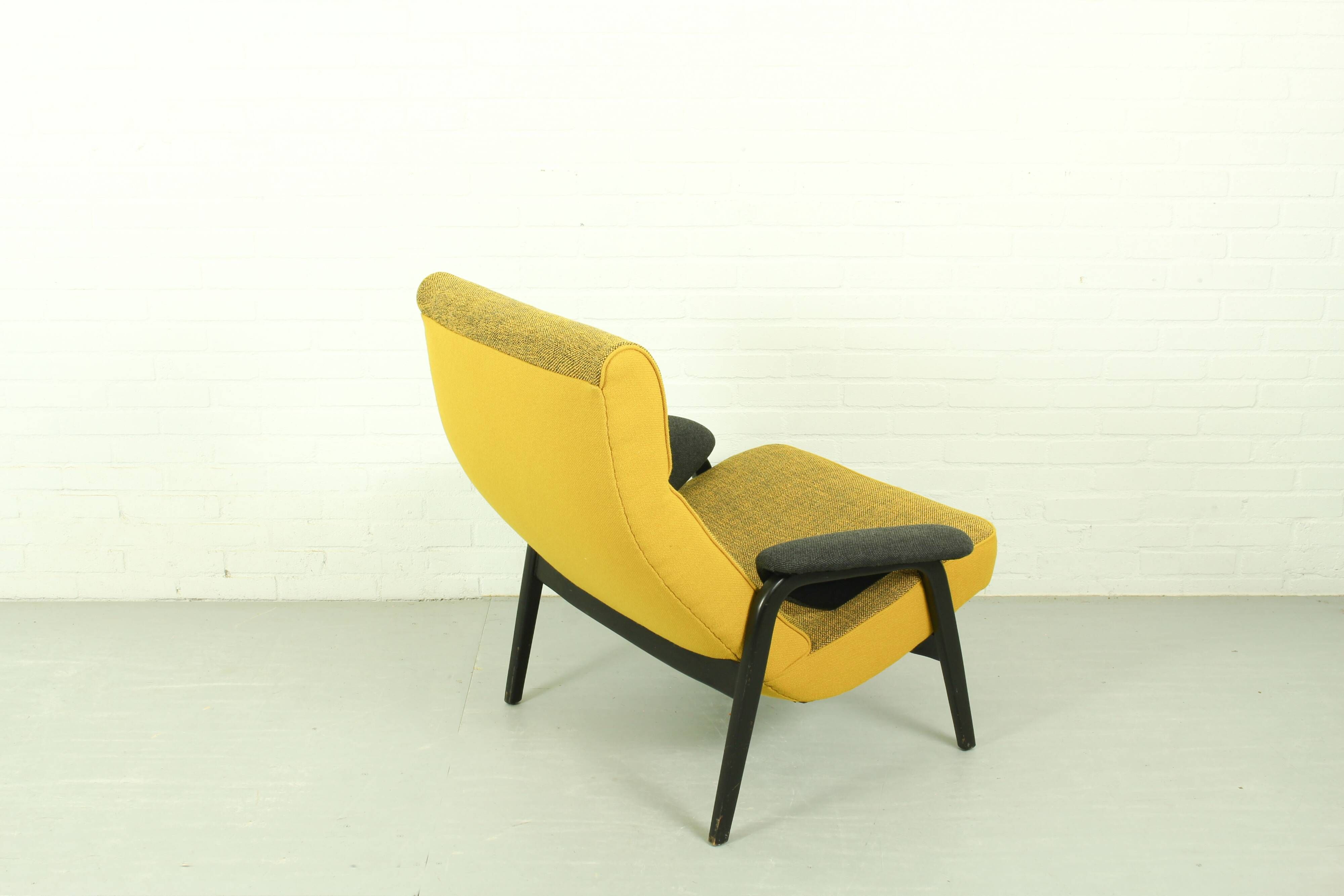 Theo Ruth pour les chaises Artifort Modèle 107 et 137 en Hallingdal Kvadrat.