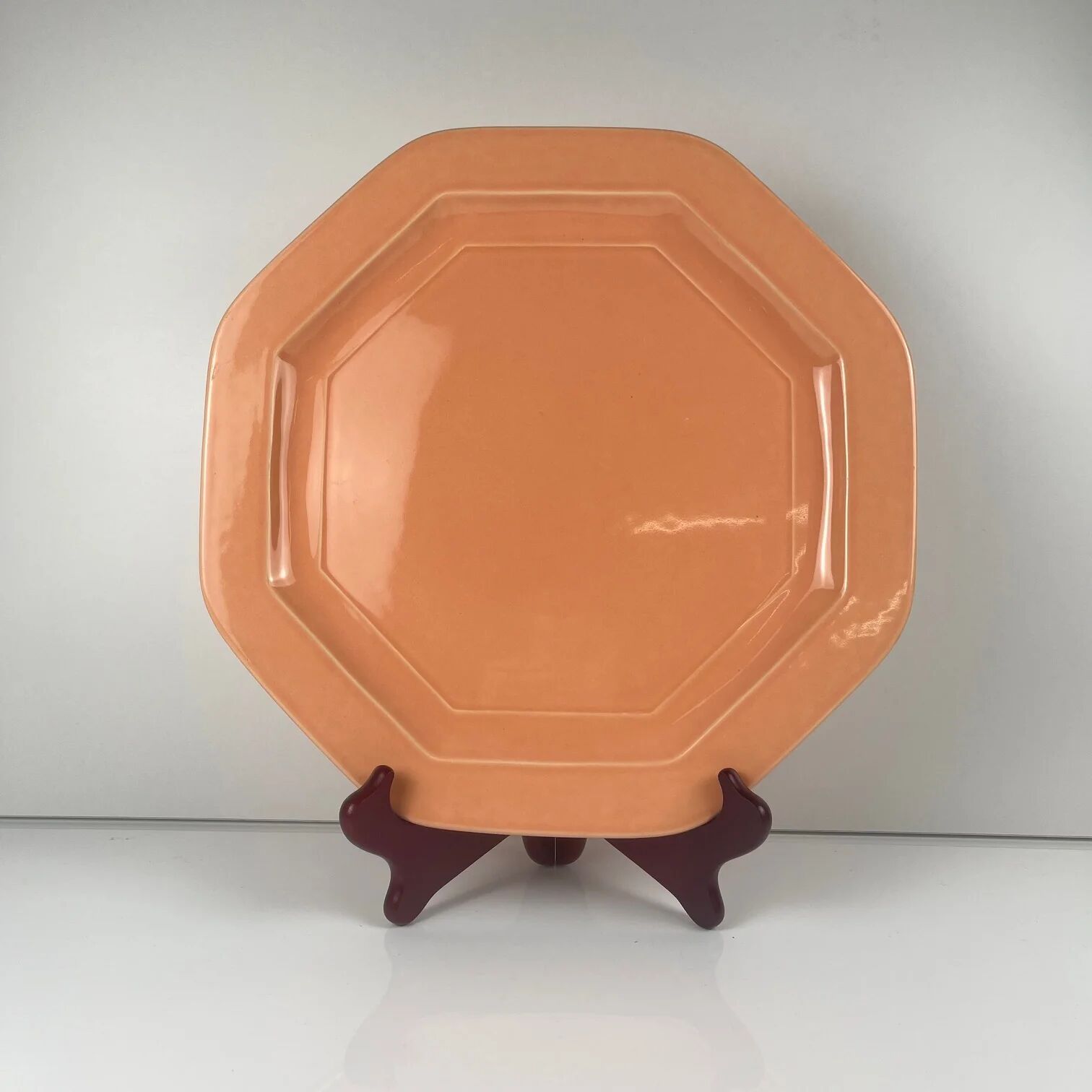 Octagonal plate in salmon pink, iron earth, Pagnossin, Italy, 20th century.