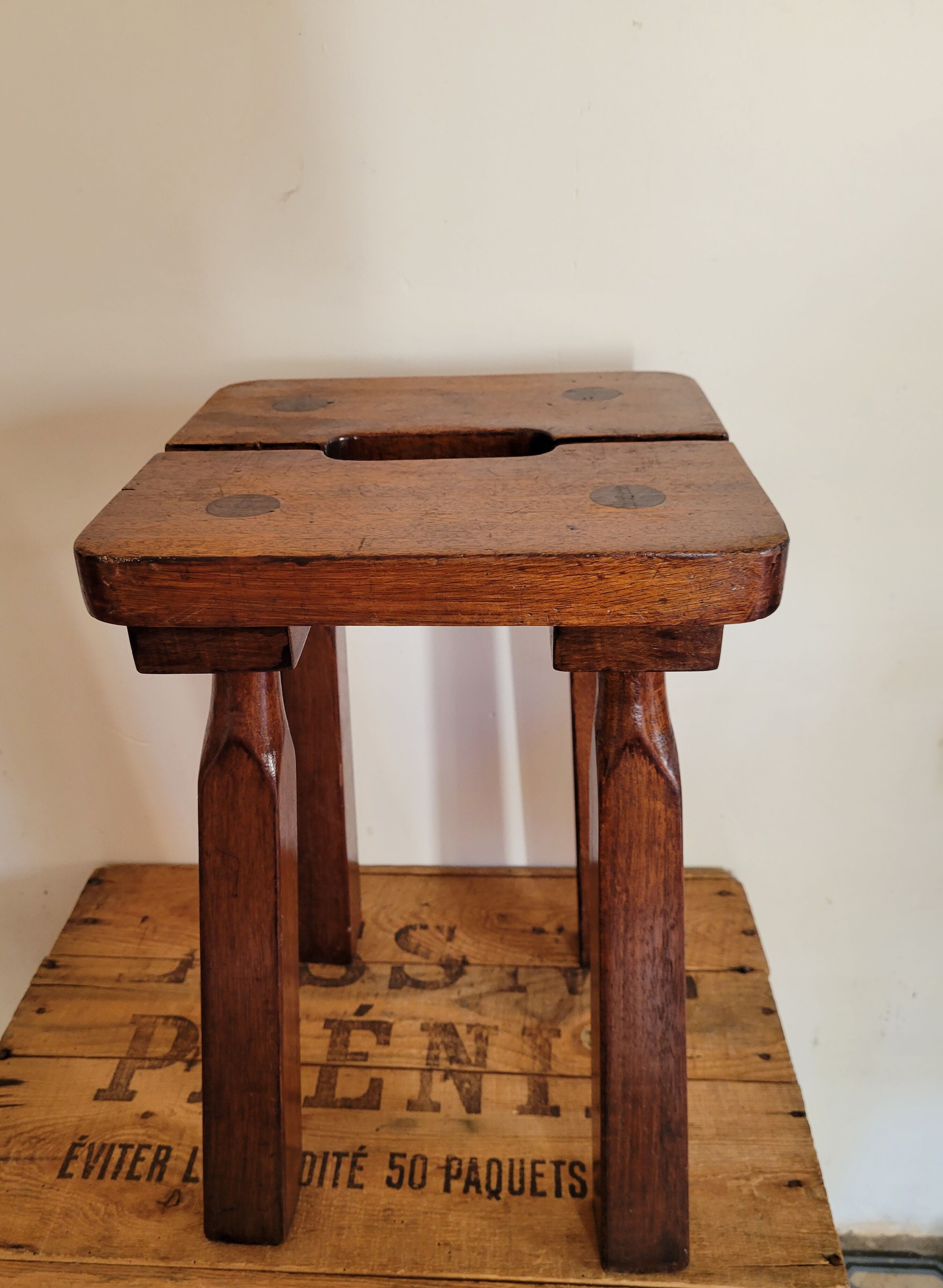 Tabouret brutaliste en bois