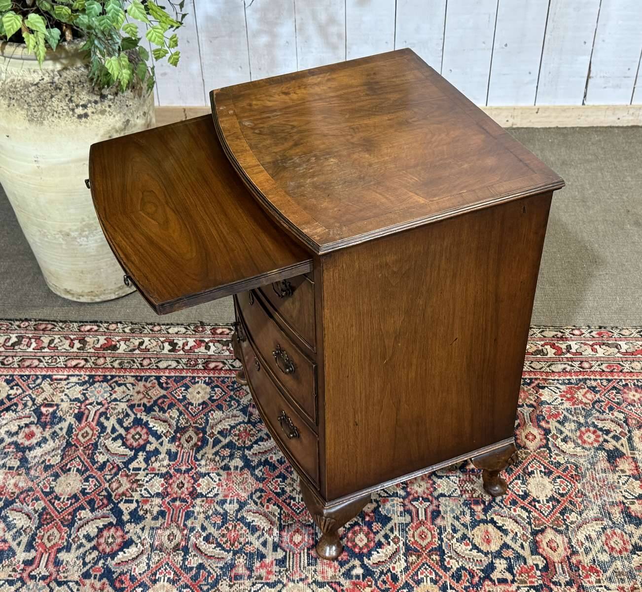 Commode anglaise en noyer des années 1950