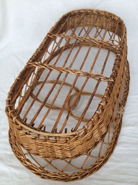 Bassinet in rattan, his mattress, pillow and bed linens