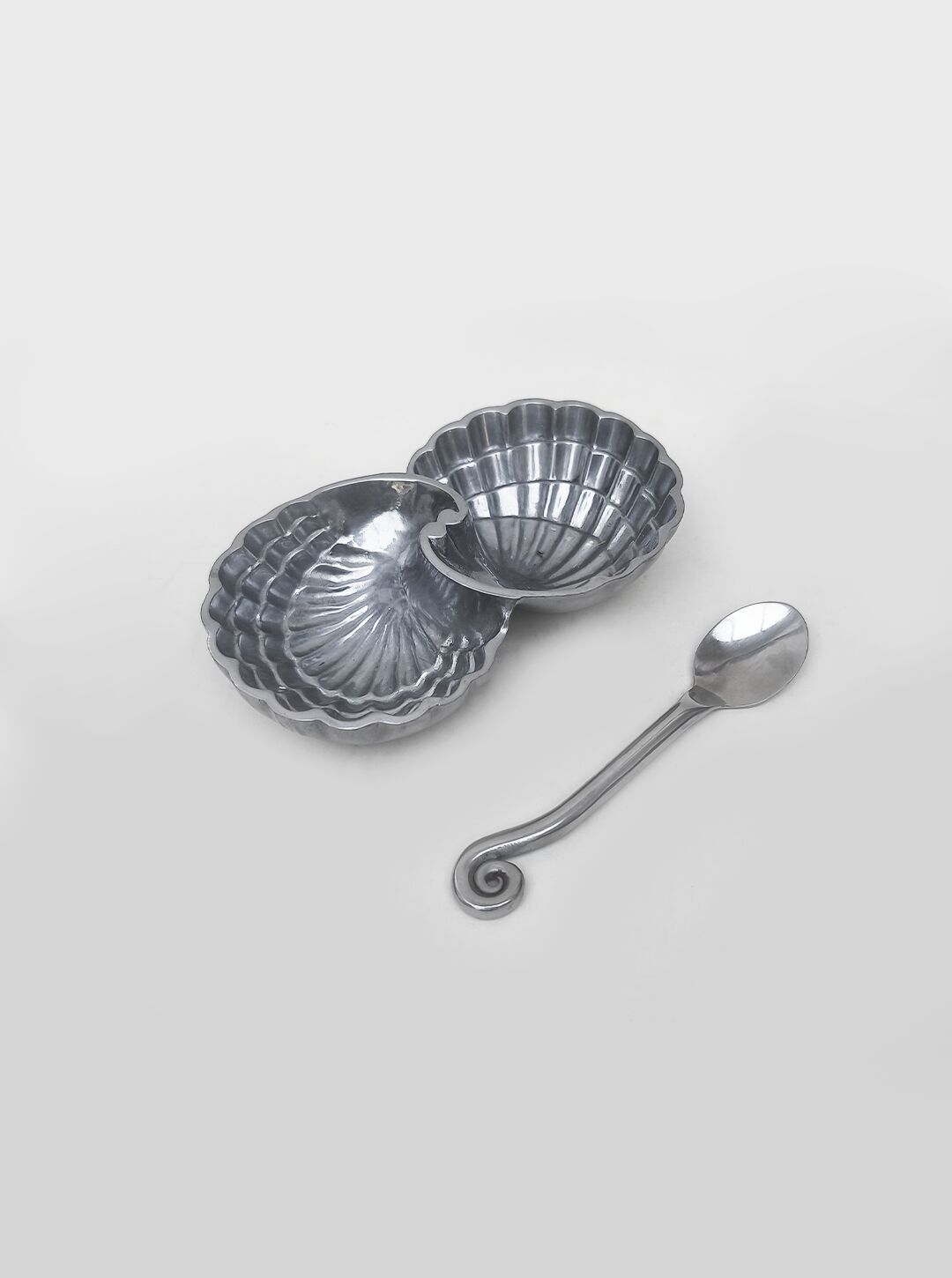 Shell-shaped metal salt shaker
