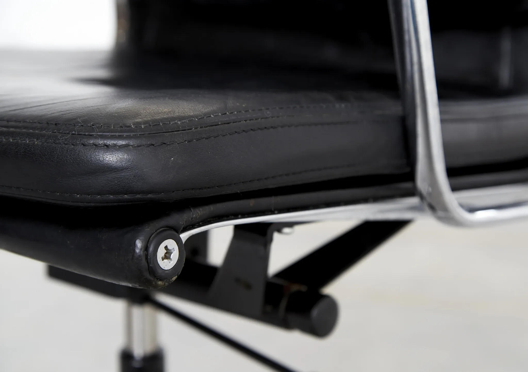 Charles & Ray Eames Soft PAd Chair EA 217 for Vitra