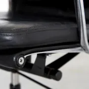 Chaise Soft Pad EA 217 de Charles et Ray Eames pour Vitra
