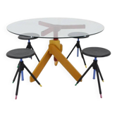 Table à manger ajustable "Vis" postmoderne italienne et quatre tabourets dans le style