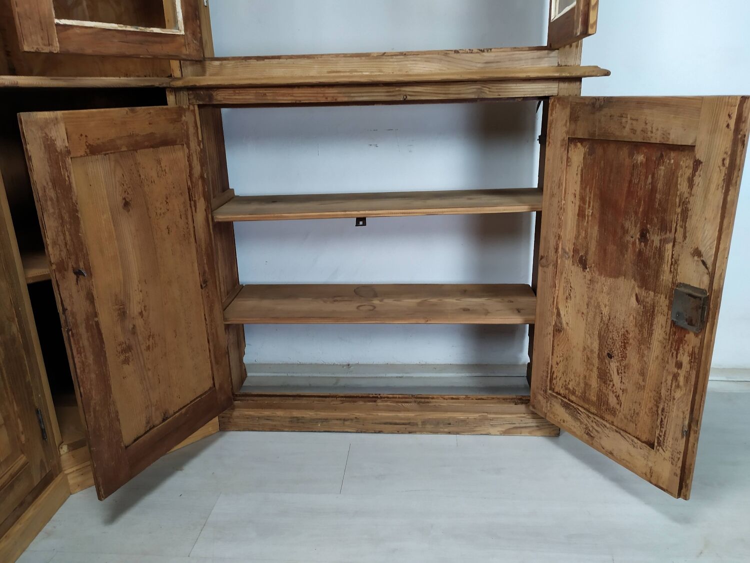 Bistro corner bookcase