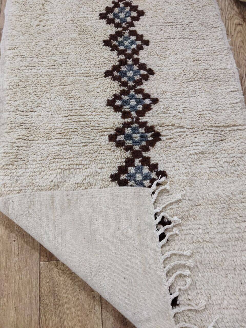 Handmade wool Berber rug 138 x 82 cm