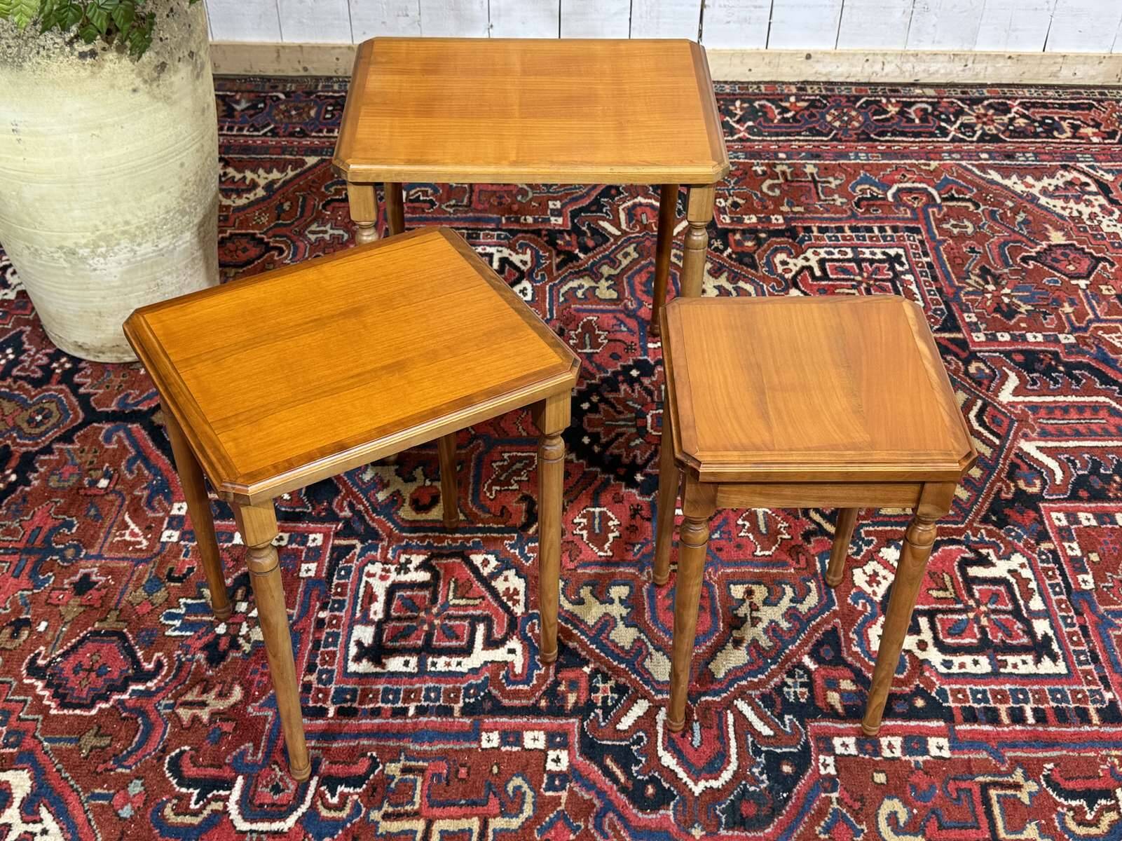 Set of 3 nesting tables in cherry wood from the 1960s.