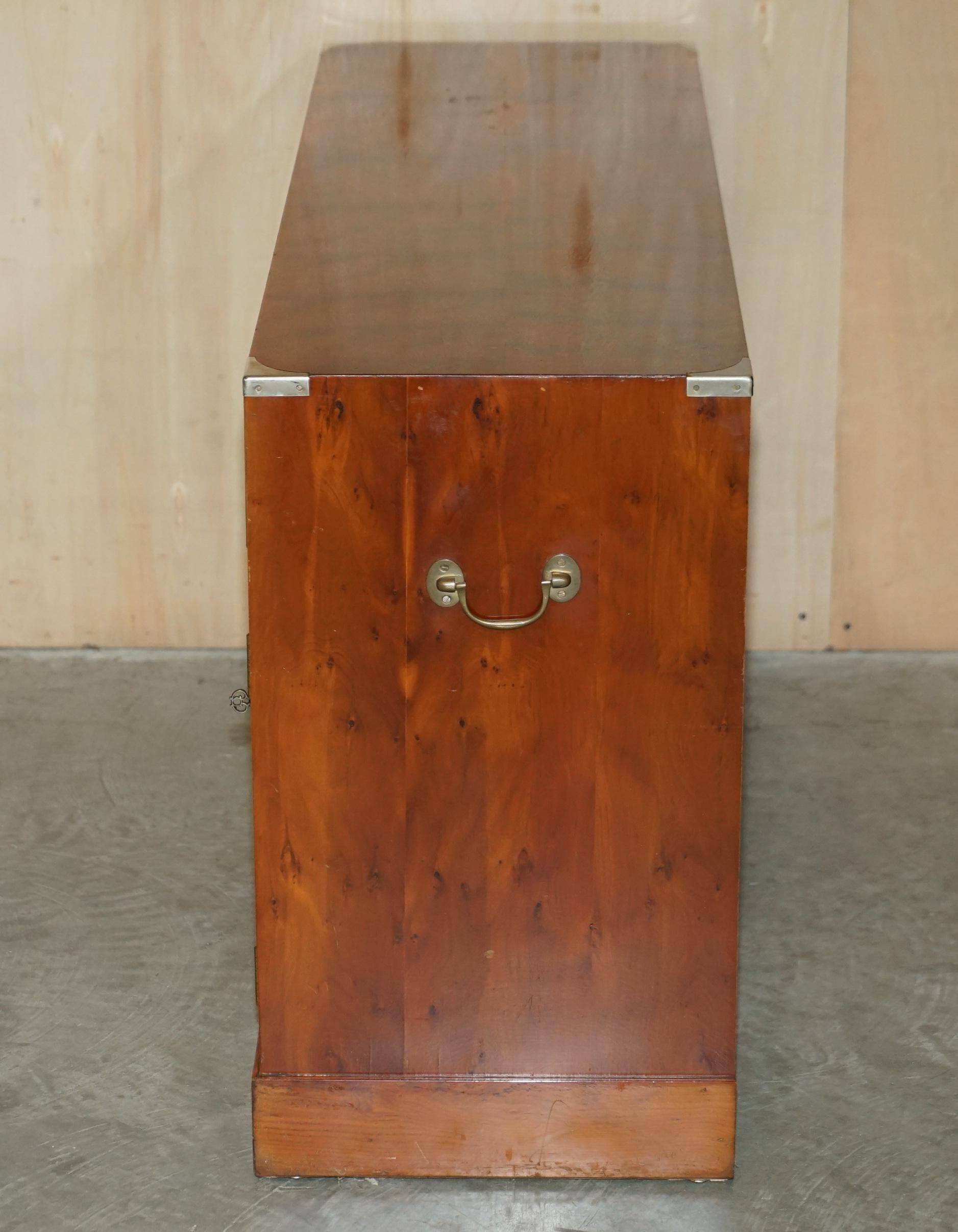 Buffet militaire vintage en bois d'if moucheté - Cabinet bar