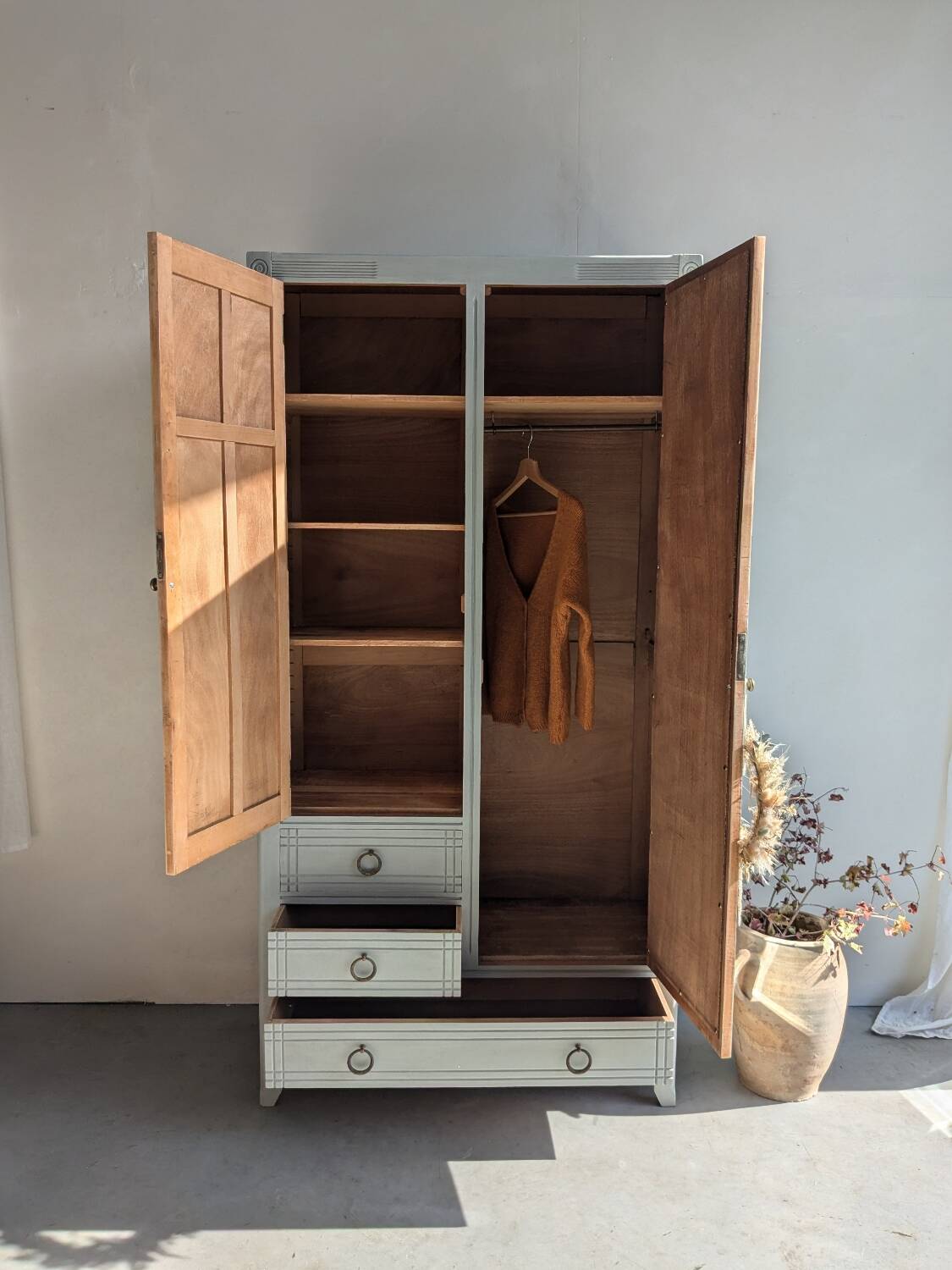 Armoire parisienne restaurée