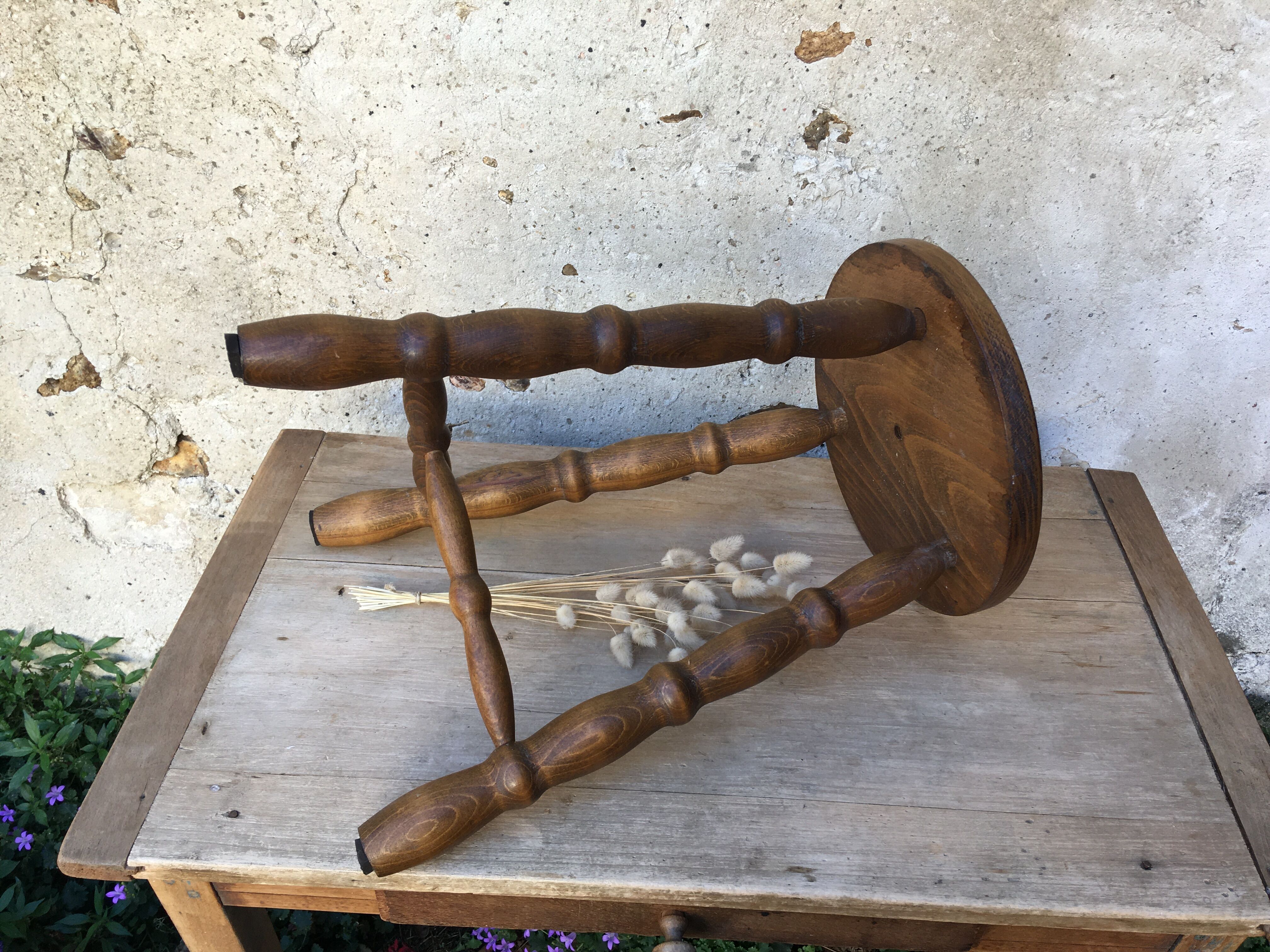 Tabouret de ferme tripode en bois tourné