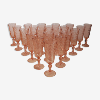 20 flûtes à champagne en verre rose