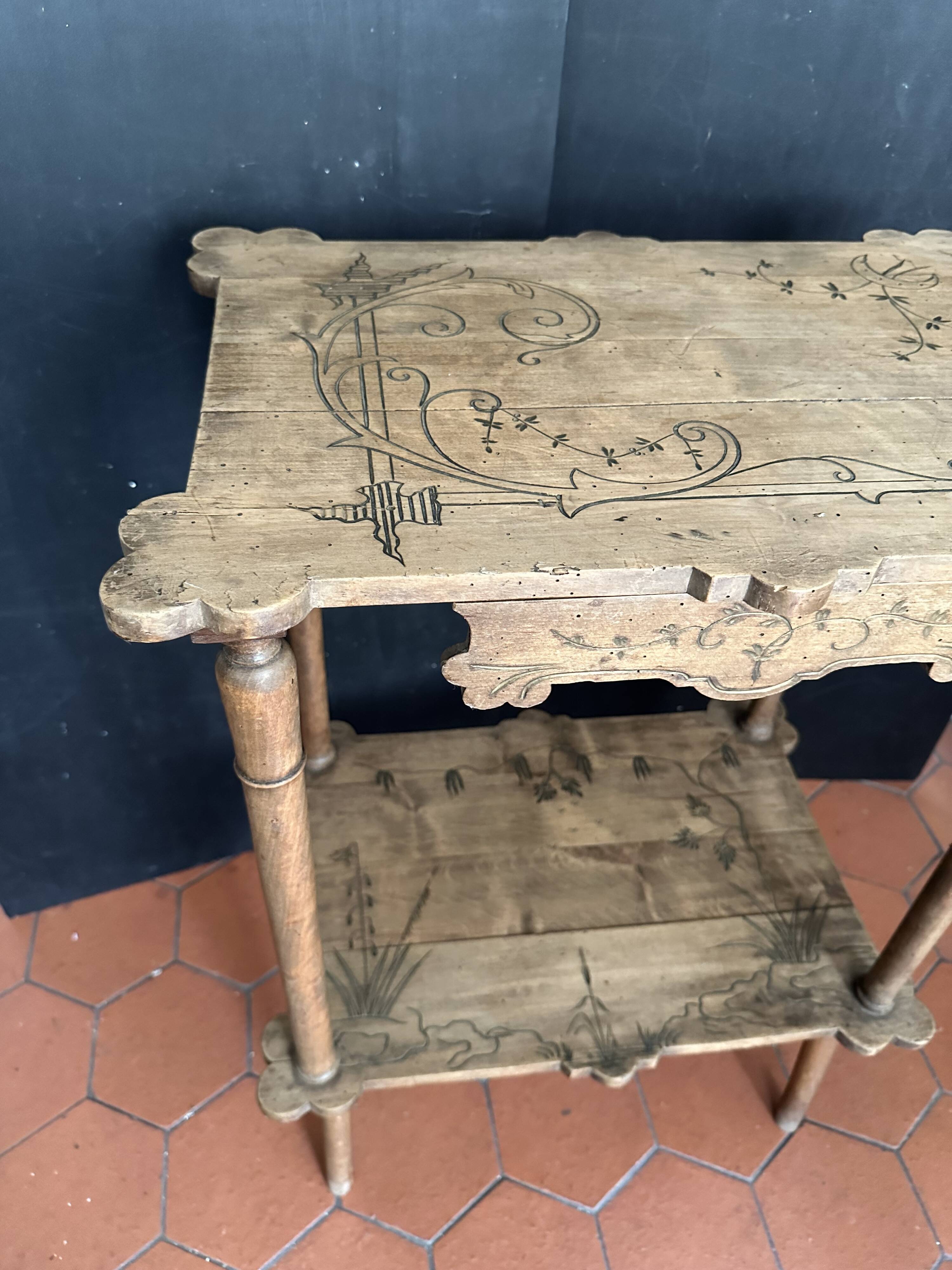 Table d’appoint Art nouveau en bois gravé avec tiroir, vers 1900