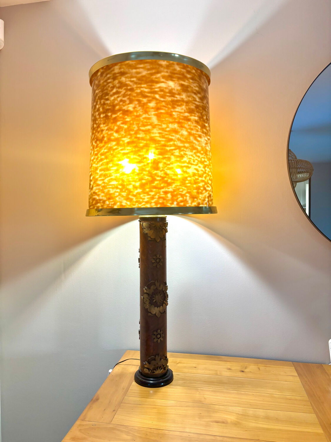 Lamp with printing roller