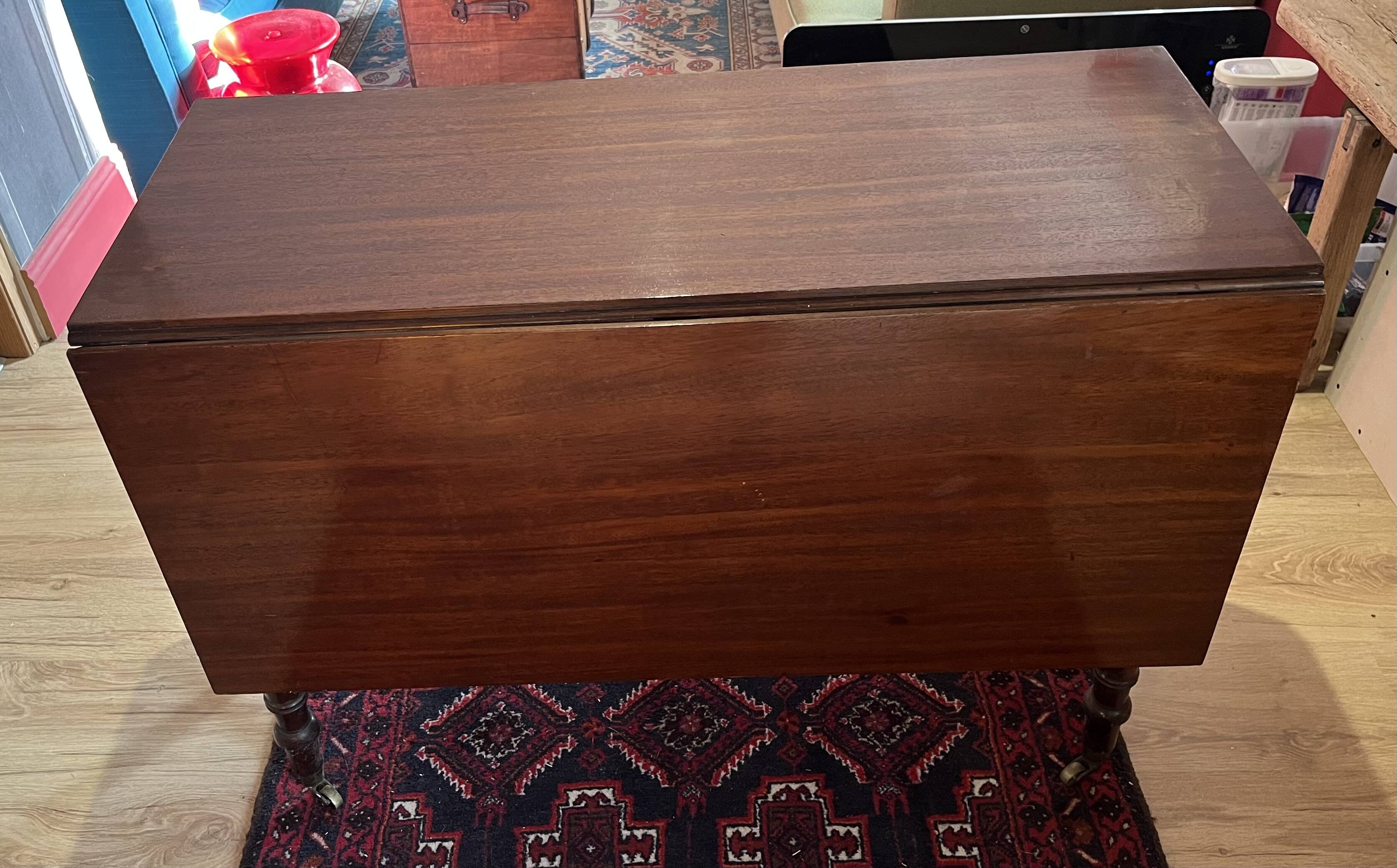 Table en acajou vintage à rabats; idéale pour les décorateurs.
