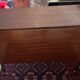 Table en acajou vintage à rabats; idéale pour les décorateurs.