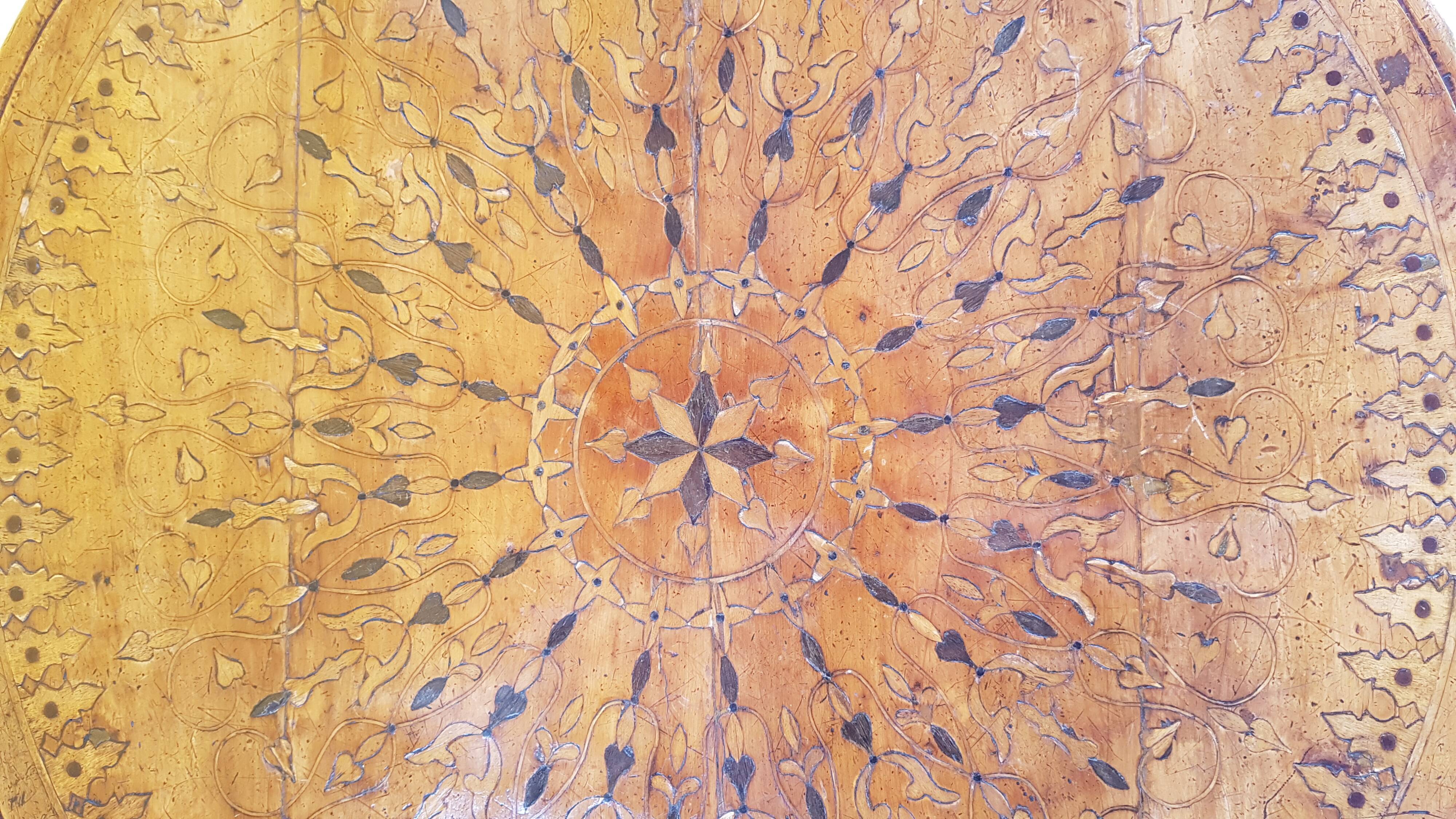 Table basse en marqueterie  vernie