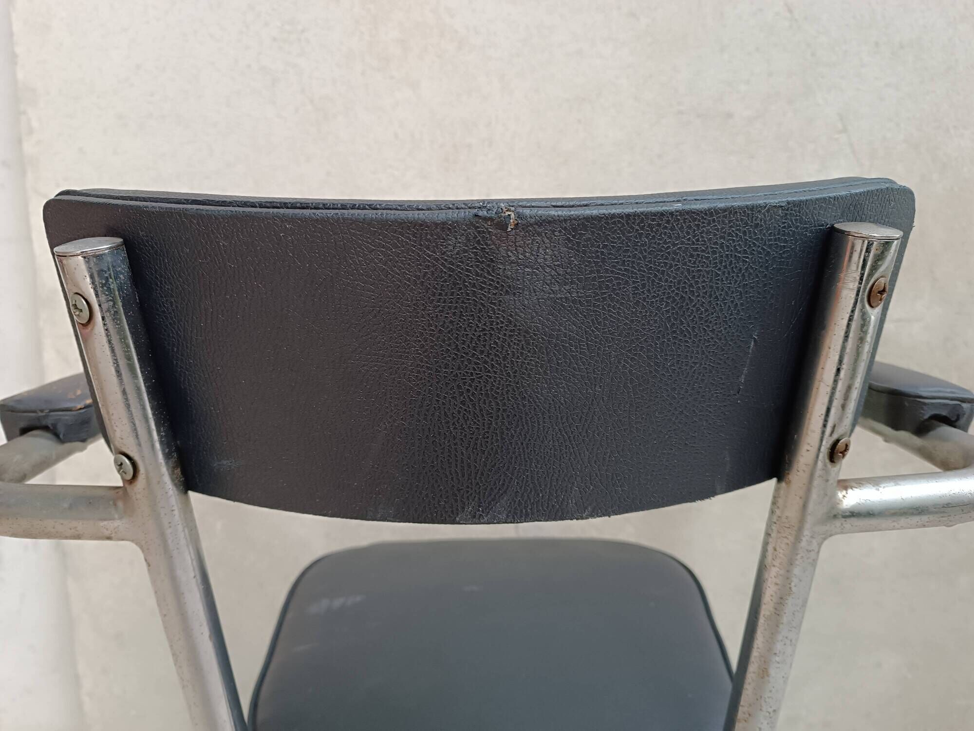 Vintage office chair in chrome metal and faux leather.