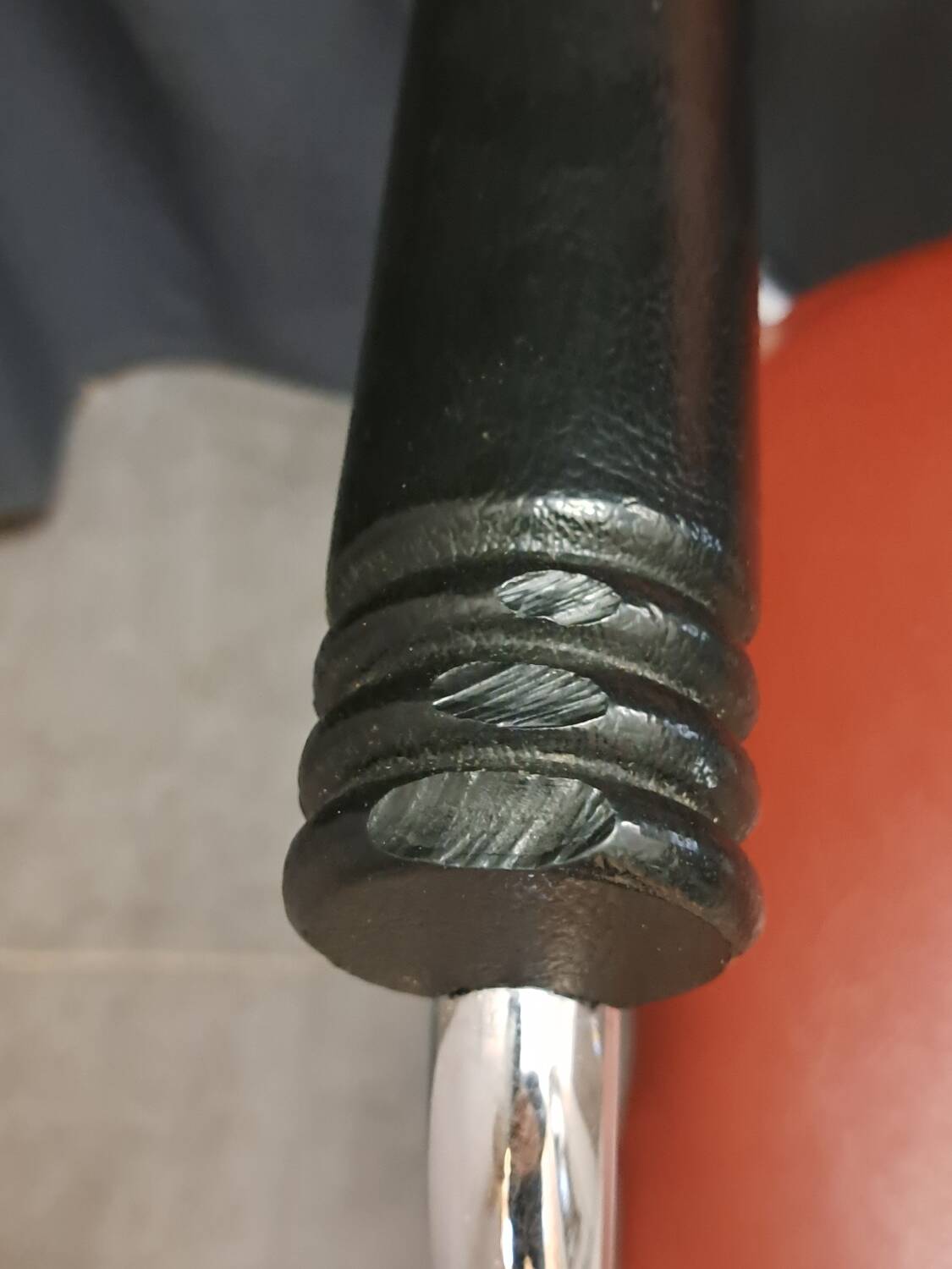 Kevi armchair in skai and chrome metal