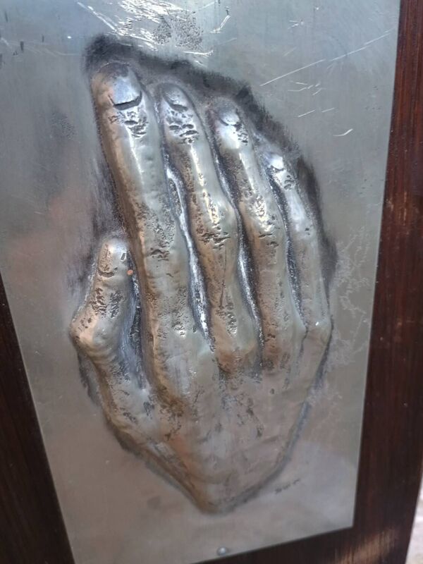 Tableau décoratif contemporain en bois et Main en aluminium signé 1970