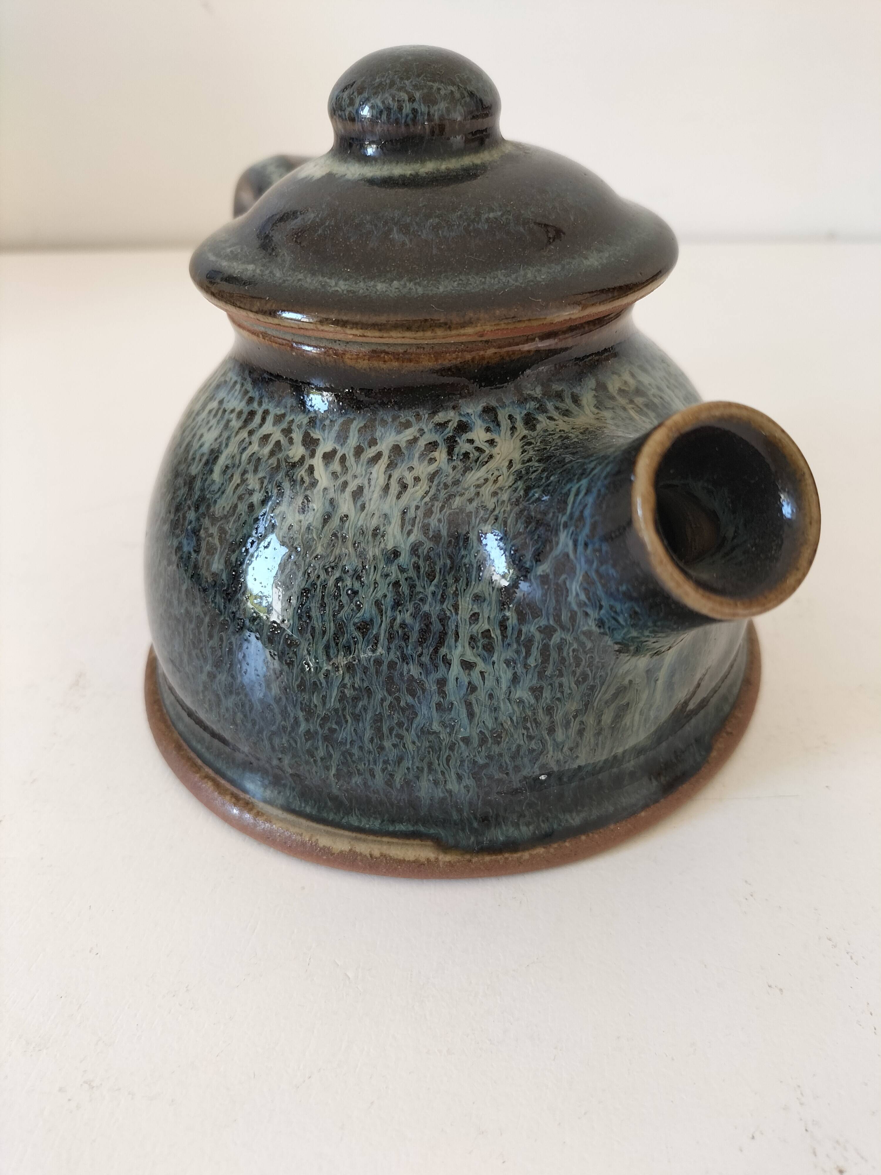 Théière en grès émaillé bleu pétrole signée.