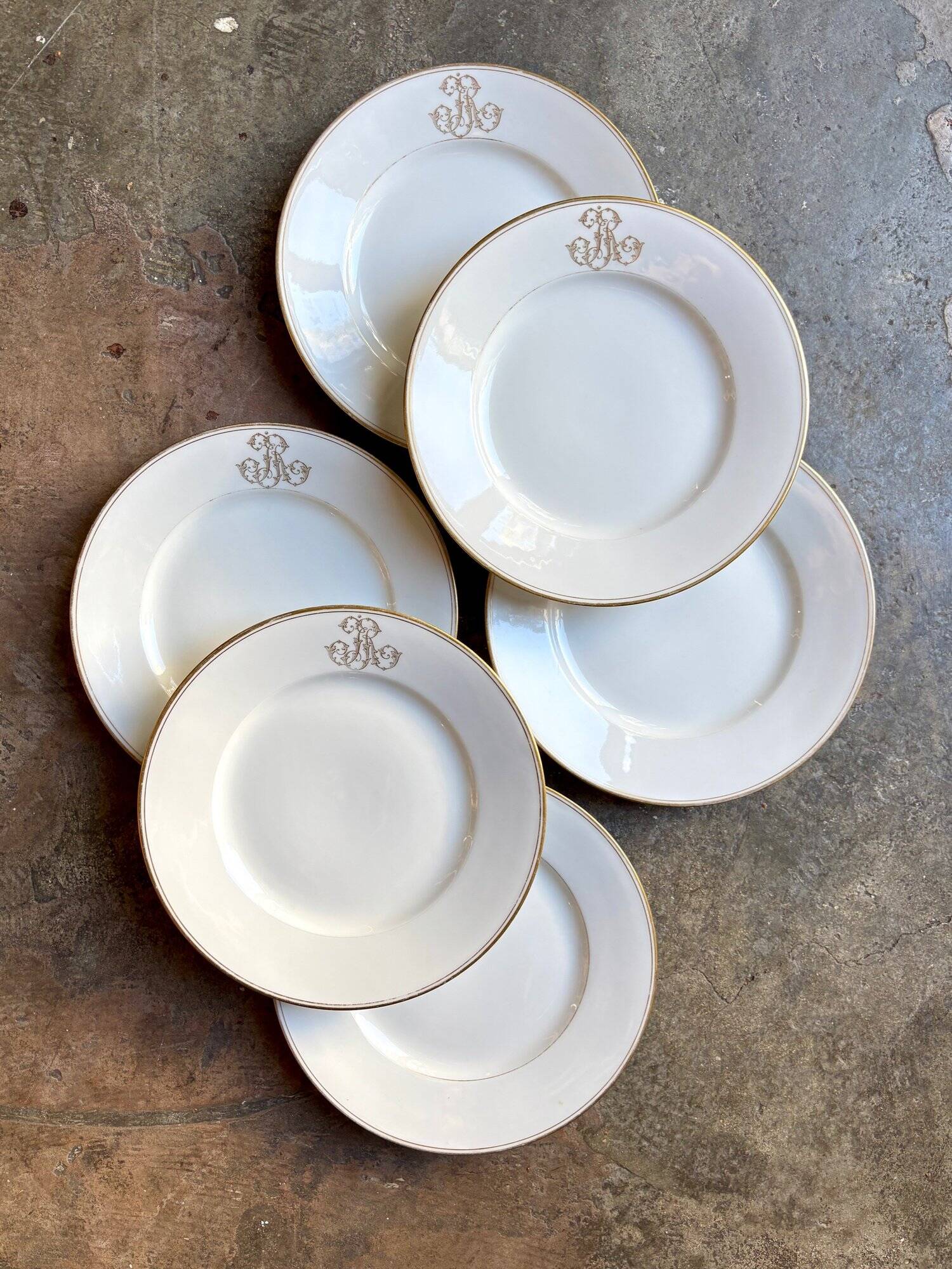 6 assiettes à dessert en porcelaine de Paris monogrammées