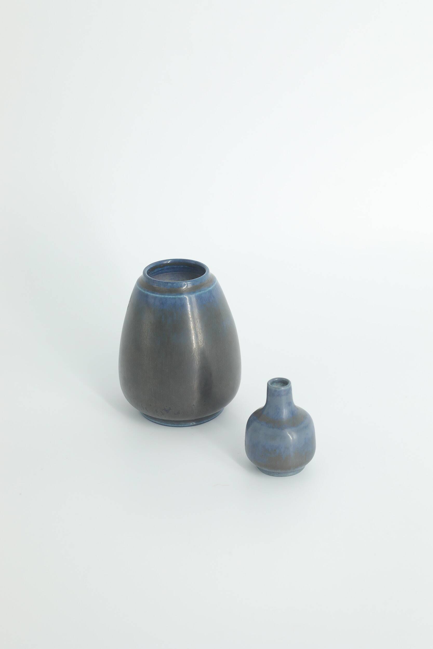Set of 4 Mid-Century Scandinavian collectible vases in blue and brown stoneware by Gunnar Borg.
