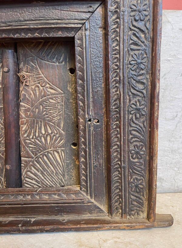 Ancienne fenêtre inde à décor sculpté de fleurs et rinceaux XIXe