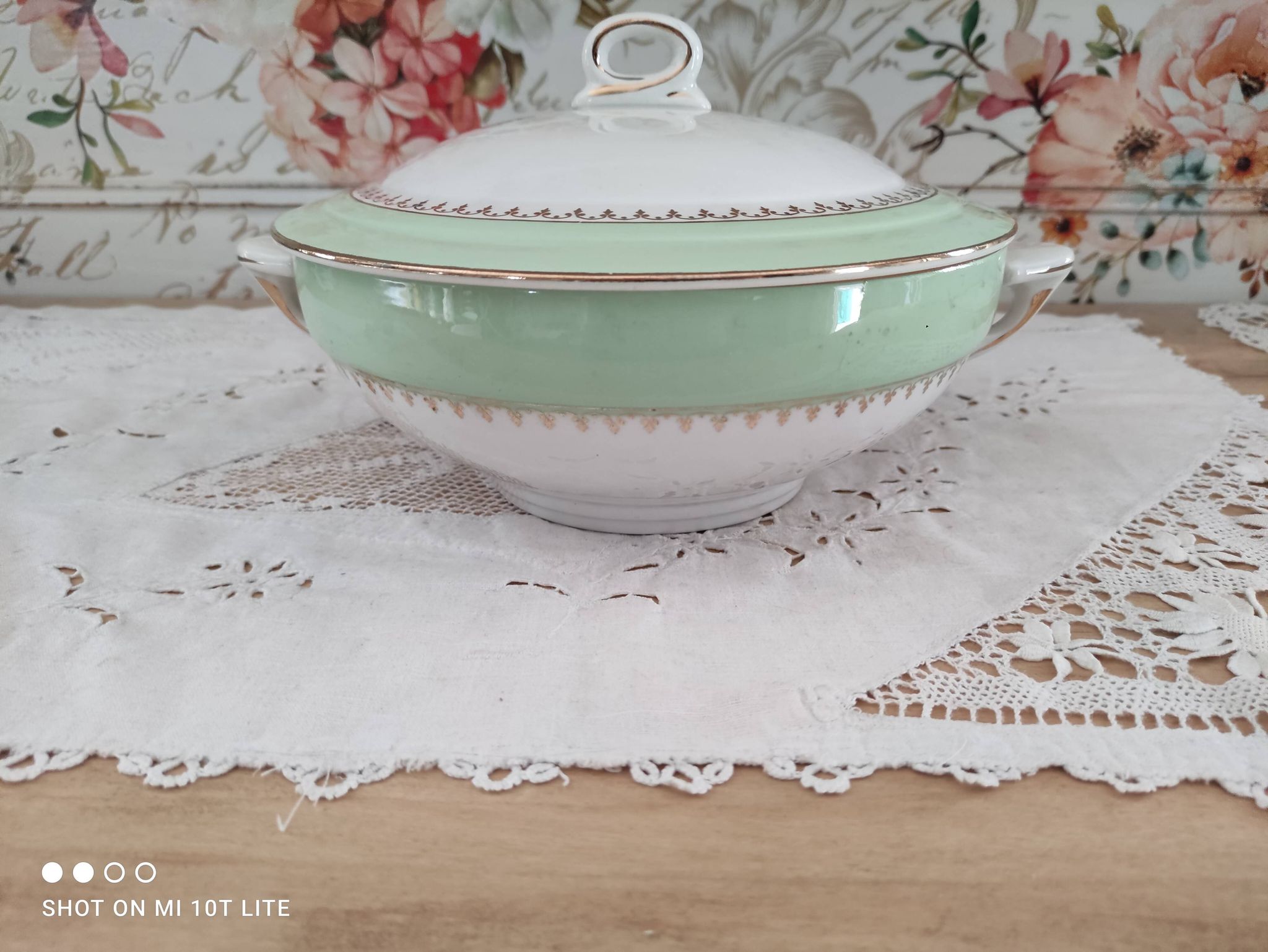 Légumier marli vert d'eau et frise dorée Cafés Lemaire