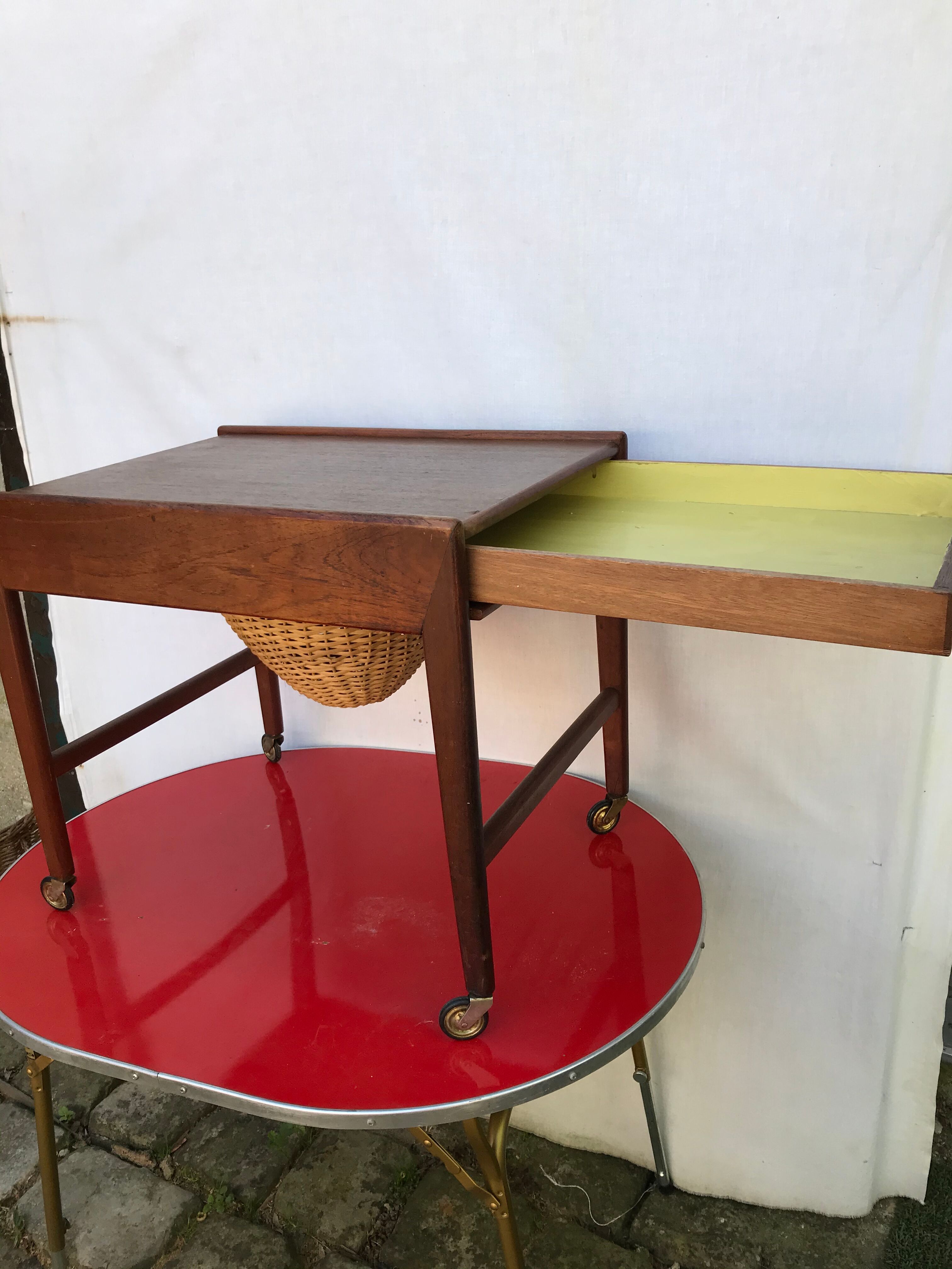 Travailleuse en teck scandinave panier tiroir roulettes