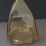 Globe en verre ambré de forme pyramidale. Pour lampe à poser.
