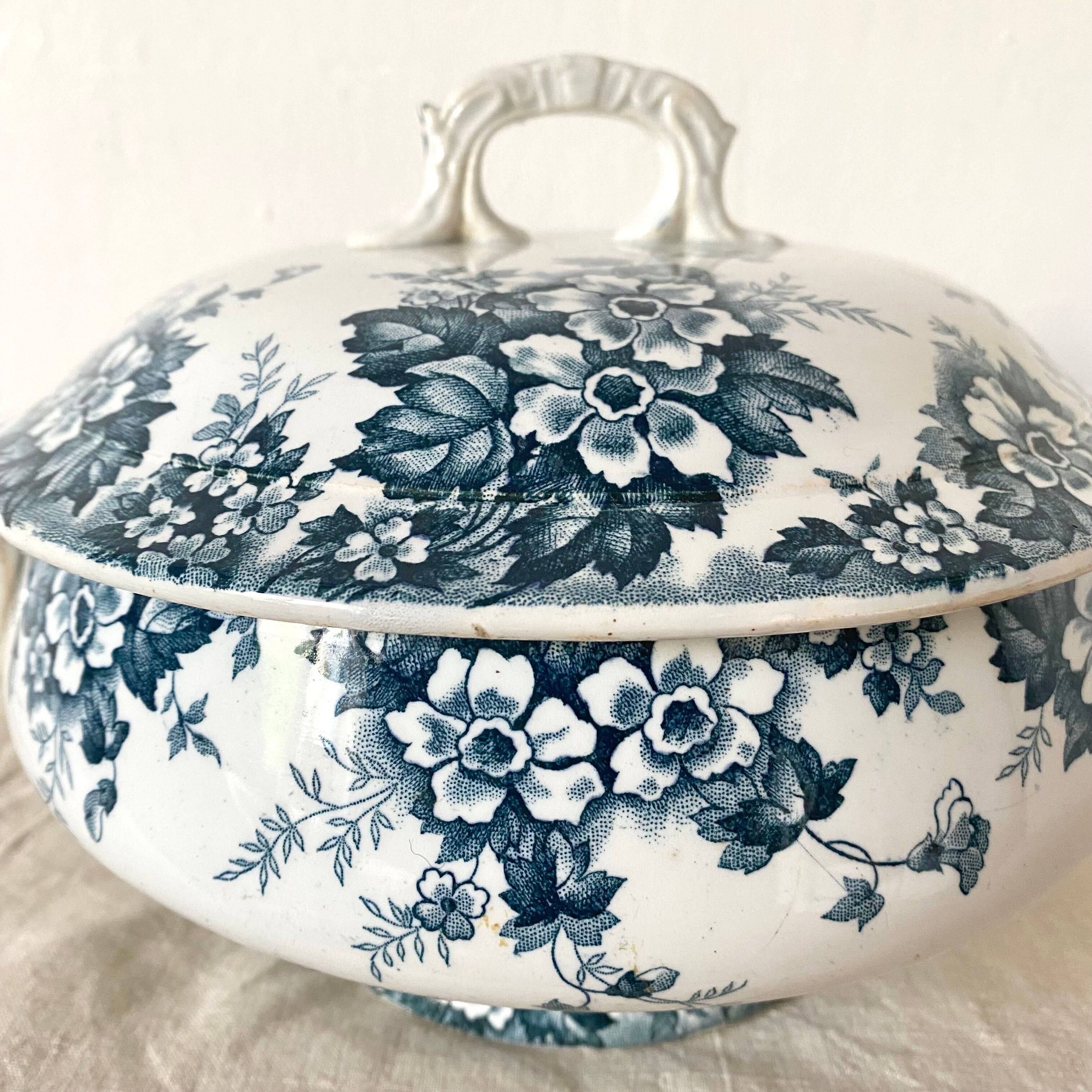 Old soup tureen Saint Amand 1920