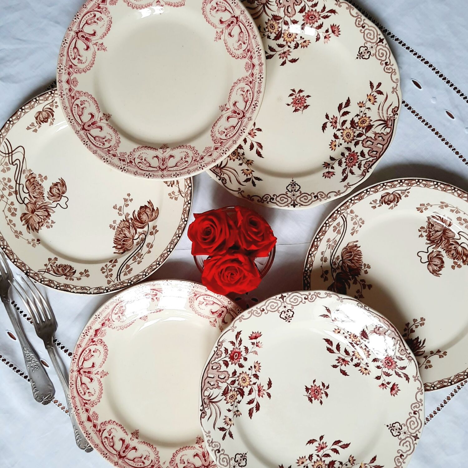 Assiettes plates anciennes dépareillées en faïence terre de fer